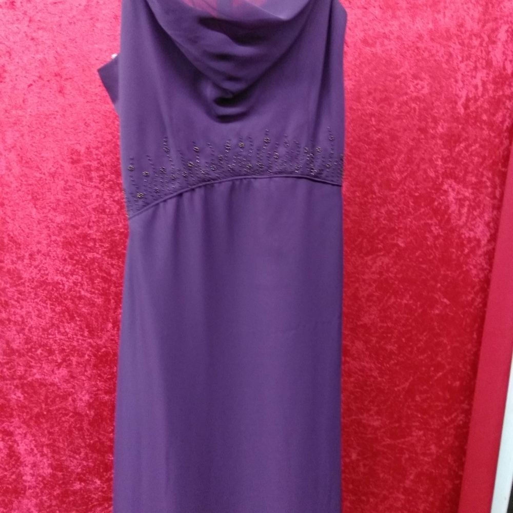 Dresses - Picture 2 of 6